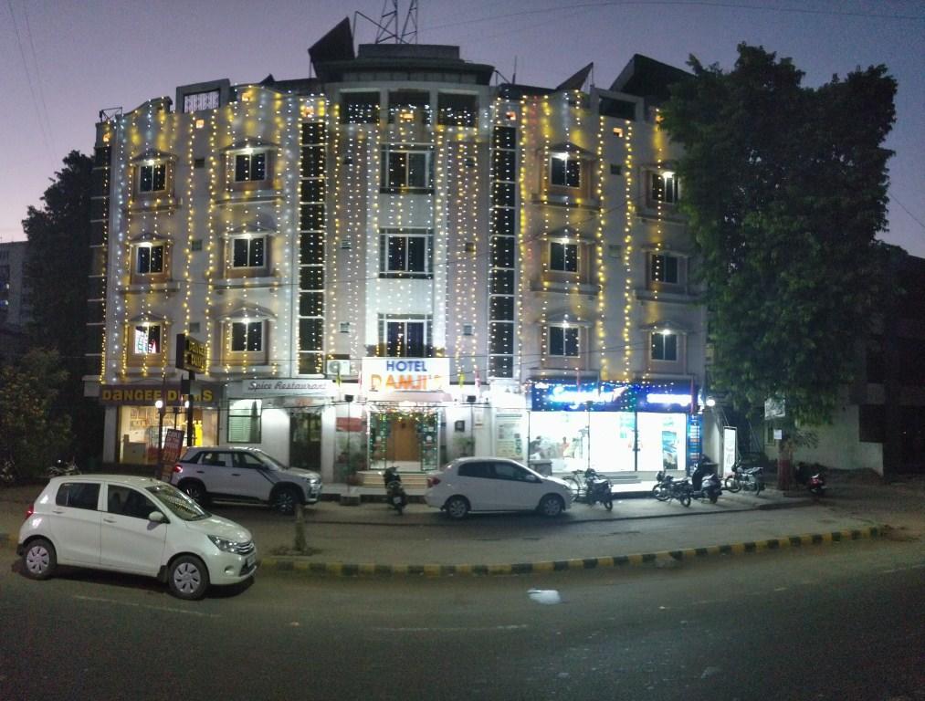 Hotel Damjis Ахмедабад Экстерьер фото